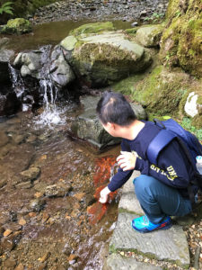 登山の途中の沢で